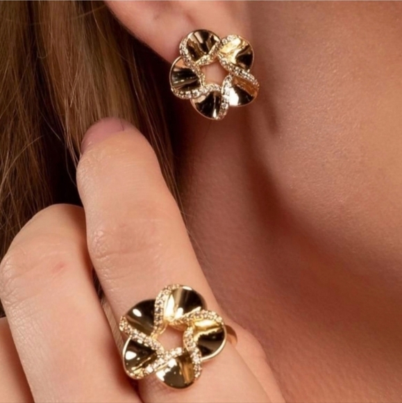 Pink Clover huggies earrings - Picture 3 of 6